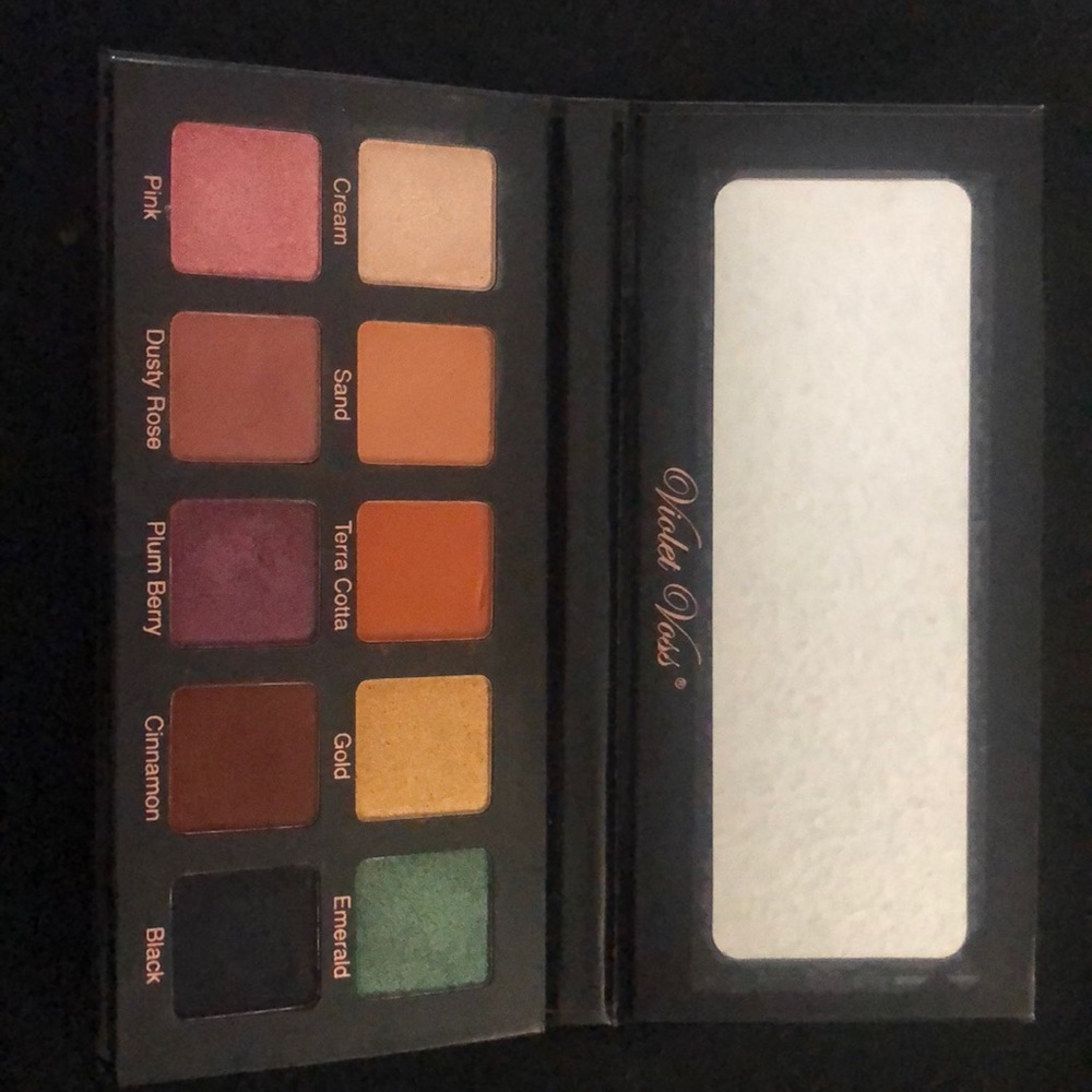 Violet Voss Essentials palette